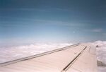    chmury widziane z okien samolotu   