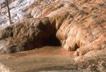    Mammoth Hot Springs - po skaach spywa ciepa woda   